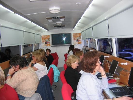 LA CONCEJALÍA DE LA MUJER HABILITARÁ EL AULA MÓVIL “SÚBETE A LAS NUEVAS TECNOLOGÍAS” PARA IMPARTIR CLASES GRATUITAS DE INFORMÁTICA DURANTE LAS TRES PRIMERAS SEMANAS DE SEPTIEMBRE, Foto 1