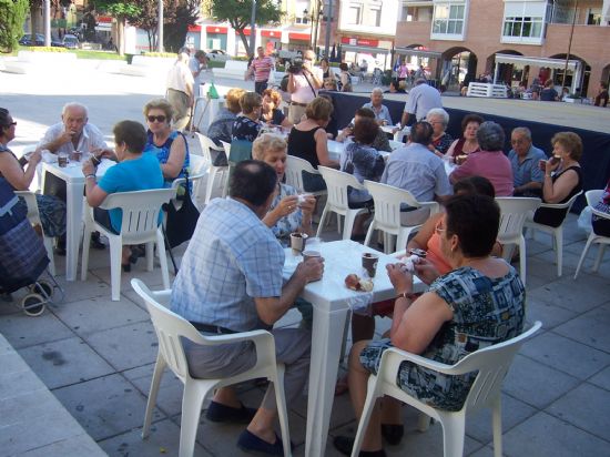 ÉXITO DE PARTICIPACIÓN EN EL TRADICIONAL DESAYUNO DE CHOCOLATE CON CHURROS, ENMARCADO EN EL PROGRAMA DE FIESTAS DEL CENTRO MUNICIPAL DE LAS PERSONAS MAYORES, Foto 1