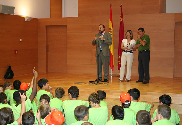 LOS CONSEJEROS DE PRESIDENCIA Y SANIDAD HAN RECIBIDO ESTA MAÑANA A 55 NIÑOS CON HEMOFILIA, Foto 1