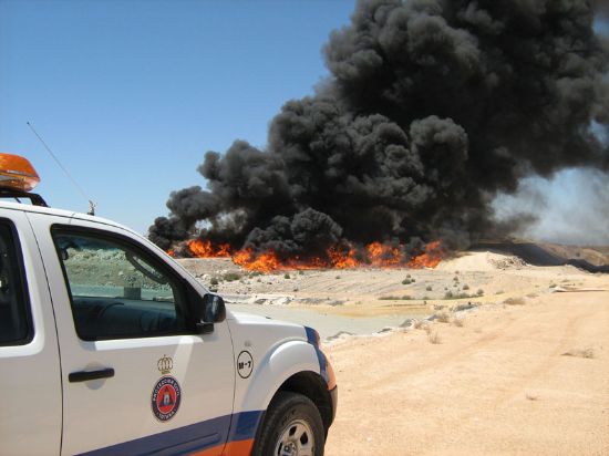 VOLUNTARIOS DE PROTECCIÓN CIVIL DE TOTANA Y BOMBEROS PARTICIPAN EN LA EXTINCIÓN DE UN INCENDIO PROCEDENTE DE UNA GRANJA DE AVES EN LA PEDANÍA DE EL PARETÓN Y DE UNA ESCOMBRERA, Foto 1