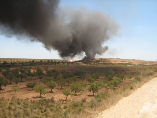 VOLUNTARIOS DE PROTECCIÓN CIVIL DE TOTANA Y BOMBEROS PARTICIPAN EN LA EXTINCIÓN DE UN INCENDIO PROCEDENTE DE UNA GRANJA DE AVES EN LA PEDANÍA DE EL PARETÓN Y DE UNA ESCOMBRERA, Foto 2