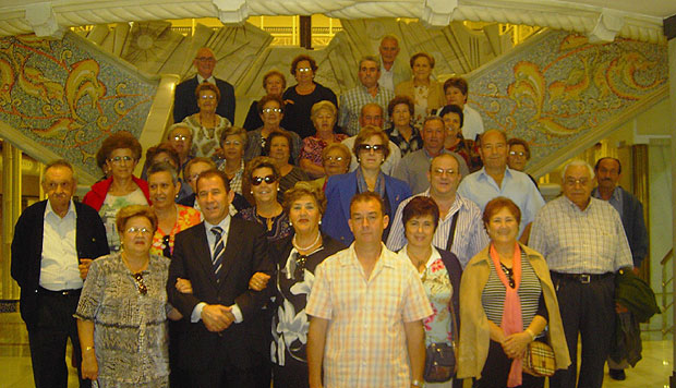 MEDIO CENTENAR DE SOCIOS DEL CENTRO MUNICIPAL DE PERSONAS MAYORES DE TOTANA VISITAN LA ASAMBLEA REGIONAL   , Foto 1