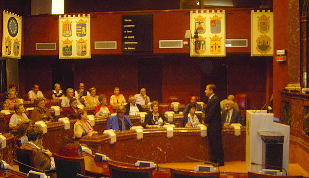 MEDIO CENTENAR DE SOCIOS DEL CENTRO MUNICIPAL DE PERSONAS MAYORES DE TOTANA VISITAN LA ASAMBLEA REGIONAL   , Foto 3