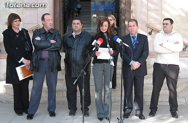 LA CONCEJAL DE LA MUJER DA LECTURA AL MANIFIESTO DEL 25 DE NOVIEMBRE POR EL DÍA INTERNACIONAL CONTRA LA VIOLENCIA DE GÉNERO, Foto 1