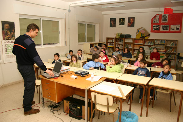 VOLUNTARIOS PROTECCIÓN CIVIL DE TOTANA IMPARTEN CHARLAS SOBRE ACTUACIONES EN SITUACIONES DE RIESGO EN EL COLEGIO PÚBLICO DE ALEDO , Foto 4