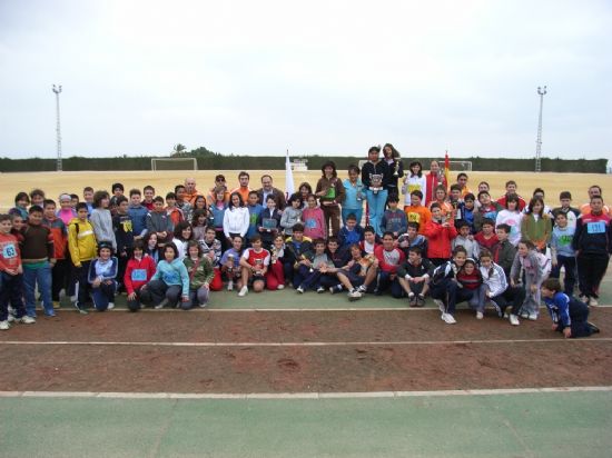 MÁS DE UN CENTENAR DE ESCOLARES PARTICIPARON EN EL TORNEO DE ATLETISMO ESCOLAR, ORGANIZADO POR LA CONCEJALÍA DE DEPORTES, EN EL POLIDEPORTIVO MUNICIPAL, UN CAMPEONATO CLASIFICATORIO PARA LA FINAL REGIONAL ESCOLAR (2008), Foto 1