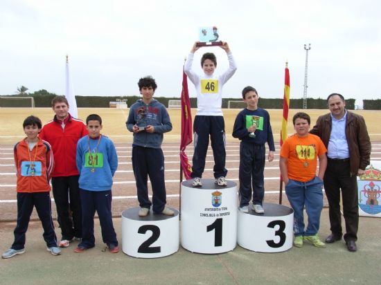MÁS DE UN CENTENAR DE ESCOLARES PARTICIPARON EN EL TORNEO DE ATLETISMO ESCOLAR, ORGANIZADO POR LA CONCEJALÍA DE DEPORTES, EN EL POLIDEPORTIVO MUNICIPAL, UN CAMPEONATO CLASIFICATORIO PARA LA FINAL REGIONAL ESCOLAR (2008), Foto 8