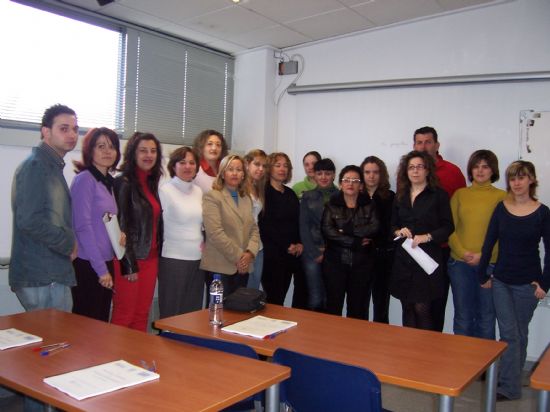 LA CONCEJAL DE FOMENTO Y EMPLEO INAUGURA EL CURSO DE “ATENCIÓN Y CUIDADO A PERSONAS DEPENDIENTES”, DIRIGIDO A DESEMPLEADOS, QUE SE IMPARTIRÁ EN EL CENTRO DE DESARROLLO LOCAL HASTA EL 21 DE MAYO (2008), Foto 1