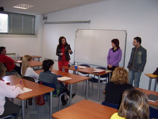 LA CONCEJAL DE FOMENTO Y EMPLEO INAUGURA EL CURSO DE “ATENCIÓN Y CUIDADO A PERSONAS DEPENDIENTES”, DIRIGIDO A DESEMPLEADOS, QUE SE IMPARTIRÁ EN EL CENTRO DE DESARROLLO LOCAL HASTA EL 21 DE MAYO (2008), Foto 2