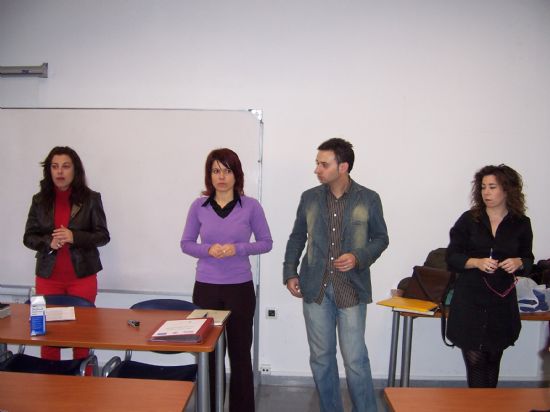 LA CONCEJAL DE FOMENTO Y EMPLEO INAUGURA EL CURSO DE “ATENCIÓN Y CUIDADO A PERSONAS DEPENDIENTES”, DIRIGIDO A DESEMPLEADOS, QUE SE IMPARTIRÁ EN EL CENTRO DE DESARROLLO LOCAL HASTA EL 21 DE MAYO (2008), Foto 3