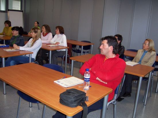 LA CONCEJAL DE FOMENTO Y EMPLEO INAUGURA EL CURSO DE “ATENCIÓN Y CUIDADO A PERSONAS DEPENDIENTES”, DIRIGIDO A DESEMPLEADOS, QUE SE IMPARTIRÁ EN EL CENTRO DE DESARROLLO LOCAL HASTA EL 21 DE MAYO (2008), Foto 4