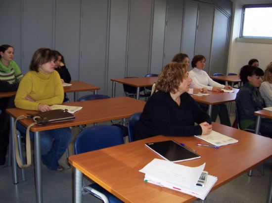 LA CONCEJAL DE FOMENTO Y EMPLEO INAUGURA EL CURSO DE “ATENCIÓN Y CUIDADO A PERSONAS DEPENDIENTES”, DIRIGIDO A DESEMPLEADOS, QUE SE IMPARTIRÁ EN EL CENTRO DE DESARROLLO LOCAL HASTA EL 21 DE MAYO (2008), Foto 5