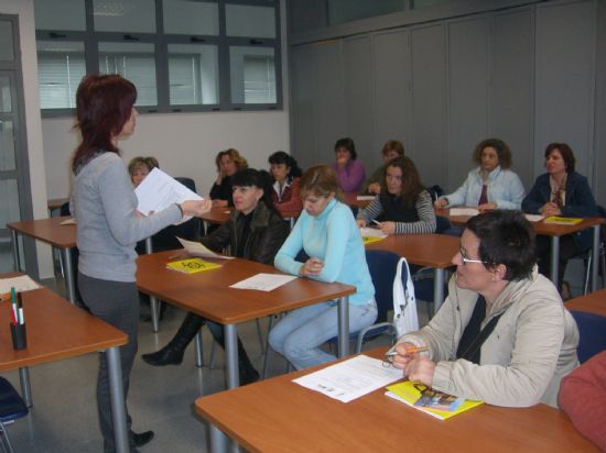 LA CONCEJAL DE FOMENTO Y EMPLEO INAUGURA EL CURSO DE “ATENCIÓN Y CUIDADO A PERSONAS DEPENDIENTES”, DIRIGIDO A DESEMPLEADOS, QUE SE IMPARTIRÁ EN EL CENTRO DE DESARROLLO LOCAL HASTA EL 21 DE MAYO (2008), Foto 7