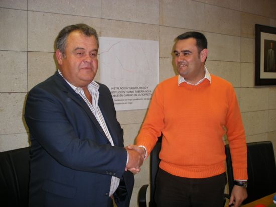 LA CONCEJALÍA SERVICIOS A LA CIUDAD Y LA COMUNIDAD DE REGANTES FIRMAN UN CONVENIO PARA LA REPOSICIÓN DE REDES DE RIEGO Y AGUA POTABLE EN EL CAMINO DE LA TORRETA, Foto 1