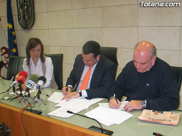 EL AYUNTAMIENTO DE TOTANA FIRMA UN CONVENIO DE COLABORACIÓN CON CRUZ ROJA PARA LA ATENCIÓN INTEGRAL DE LA VIOLENCIA FAMILIAR POR IMPORTE DE MÁS DE 6.700 EUROS EN TOTAL (2008), Foto 1