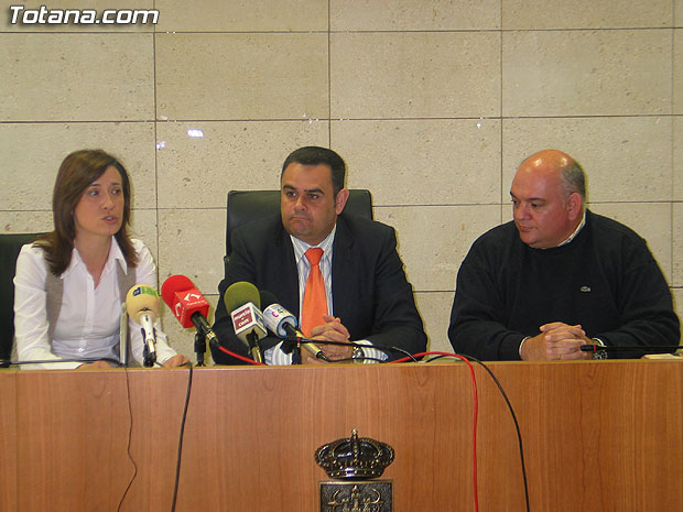 EL AYUNTAMIENTO DE TOTANA FIRMA UN CONVENIO DE COLABORACIÓN CON CRUZ ROJA PARA LA ATENCIÓN INTEGRAL DE LA VIOLENCIA FAMILIAR POR IMPORTE DE MÁS DE 6.700 EUROS EN TOTAL (2008), Foto 2