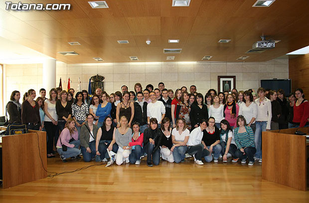 EL ALCALDE OFRECE UNA RECEPCIÓN INSTITUCIONAL A UN TOTAL DE 64 ALUMNOS FRANCESES QUE ESTÁN DE INTERCAMBIO EN TOTANA Y LORCA, Foto 1
