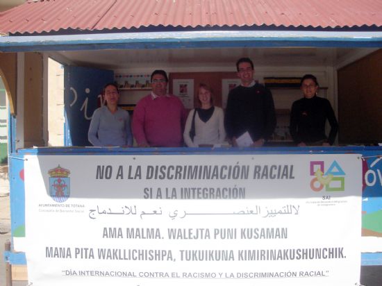 EL PIM CONMEMORA EL “DÍA INTERNACIONAL CONTRA LA DISCRIMINACIÓN RACIAL” CON LA DIFUSIÓN DE RECURSOS MUNICIPALES EXISTENTES PARA LOS INMIGRANTES Y LA RECOGIDA DE FIRMAS A FAVOR DE LA INTEGRACIÓN SOCIAL (2008), Foto 1
