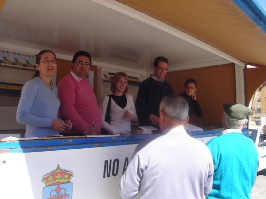 EL PIM CONMEMORA EL “DÍA INTERNACIONAL CONTRA LA DISCRIMINACIÓN RACIAL” CON LA DIFUSIÓN DE RECURSOS MUNICIPALES EXISTENTES PARA LOS INMIGRANTES Y LA RECOGIDA DE FIRMAS A FAVOR DE LA INTEGRACIÓN SOCIAL (2008), Foto 2