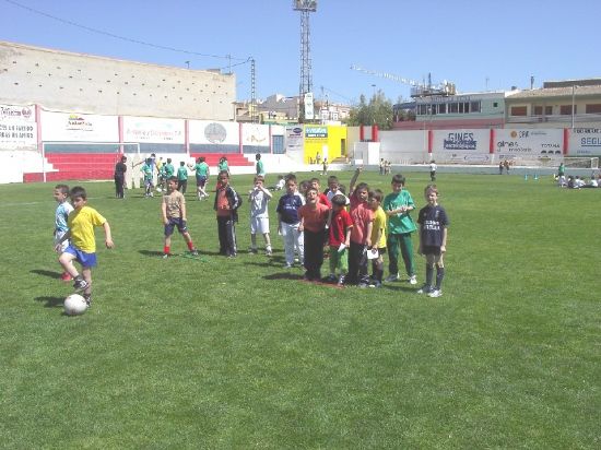 Más de 500 escolares participan en la jornada recreativa de fútbol escolar en el campo municipal, Foto 1