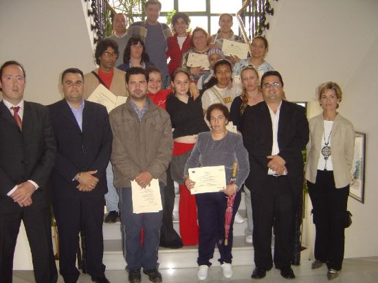 AYUNTAMIENTO HACE ENTREGA DIPLOMAS PARTICIPANTES TALLERES Y CURSOS PROYECTO EQUAL RESEM-SENENT (RED SOLIDARIDAD Y EMPLEO) , Foto 1