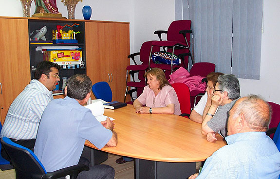 VECINOS DE LOS HUERTOS Y DEL BARRIO TIROL-CAMILLERI TRANSMITEN AL CONCEJAL DE PARTICIPACIÓN LAS NECESIDADES DE LOS VECINOS DE LA ZONA , Foto 1