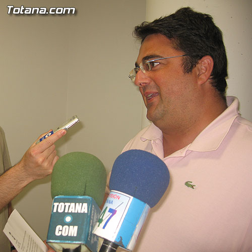 EL CONCEJAL DE URBANISMO NIEGA QUE LA FACHADA DEL EDIFICIO LOS CARLOS HAYA SIDO DEMOLIDA CON CONSENTIMIENTO MUNICIPAL, Foto 1