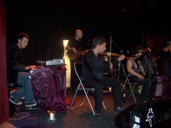 EL CINE VELASCO ACOGIÓ LA ACTUACIÓN GRATUITA DEL GRUPO FOLK-ROCK “MALAGÜERO, Foto 1