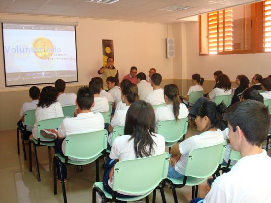 EL SERVICIO DE VOLUNTARIADO Y RELACIONES INTERNACIONALES DESARROLLA ACTIVIDADES DE SENSIBILIZACIÓN CON LA PARTICIPACIÓN DE MÁS DE 100 JÓVENES, Foto 2
