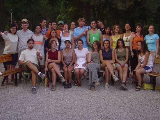 JÓVENES DE DISTINTAS NACIONALIDADES COLABORAN EN LA RECUPERACIÓN DE SENDAS TRADICIONALES EN EL PARQUE DE SIERRA ESPUÑA, Foto 2