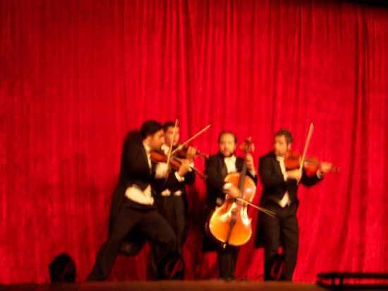 CALUROSA ACOGIDA DEL PÚBLICO ASISTENTE A LA PUESTA EN ESCENA DE “PA-GAG-NINI”, UNA OBRA DE LA RECONOCIDA COMPAÑÍA DE TEATRO “YLLANA”, Foto 1