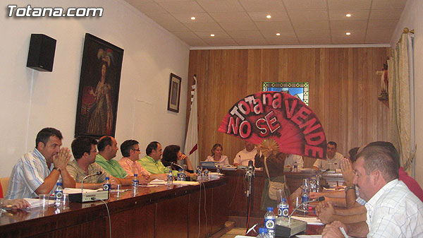 INTEGRANTES DE LA COORDINADORA ESPUÑA NO SE VENDE - TOTANA NO SE VENDE, IRRUMPIERON EN EL PLENO DEL AYUNTAMIENTO DE TOTANA, Foto 1