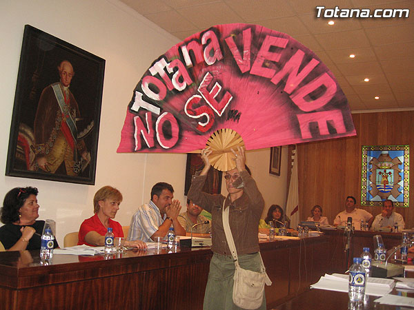 INTEGRANTES DE LA COORDINADORA ESPUÑA NO SE VENDE - TOTANA NO SE VENDE, IRRUMPIERON EN EL PLENO DEL AYUNTAMIENTO DE TOTANA, Foto 2