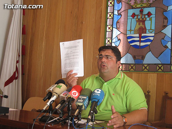 EL CONCEJAL DE PARTICIPACIÓN CIUDADANA DEFIENDE LA LABOR QUE VIENE REALIZANDO LA DEFENSORA DEL VECINO Y LOS SERVICIOS QUE PRESTA SU OFICINA, Foto 1