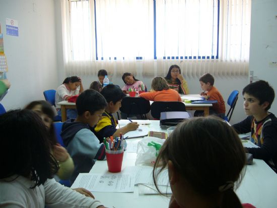 MÁS DE UN CENTENAR DE ALUMNOS PARTICIPA EN EL PROYECTO DE “PROMOCIÓN EDUCATIVA” QUE LA CONCEJALÍA DE EDUCACIÓN DESARROLLA EN COLABORACIÓN CON EL COLECTIVO PARA LA PROMOCIÓN SOCIAL “EL CANDIL” (2007), Foto 2