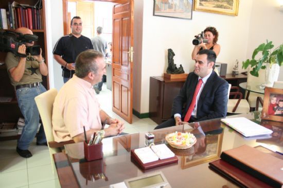 EL ALCALDE TIENDE LA MANO A LOS GRUPOS DE LA OPOSICIÓN Y LES INVITA A PARTICIPAR EN LA ELABORACIÓN DE LOS PRESUPUESTOS DEL 2008 CON EL FIN DE NORMALIZAR LAS RELACIONES INSTITUCIONALES (2007), Foto 1