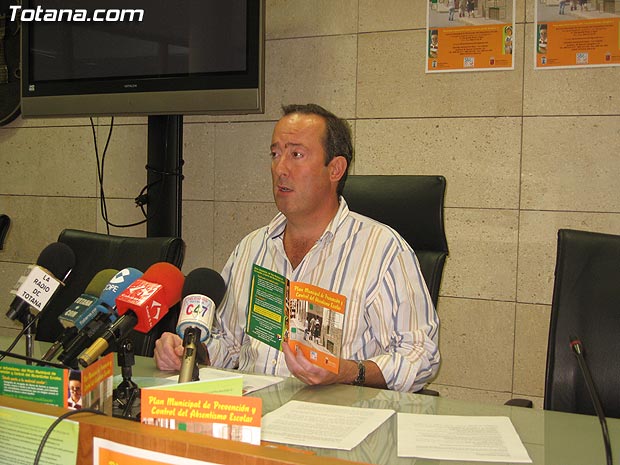 SE PRESENA EL PLAN MUNICIPAL DE PREVENCIÓN Y CONTROL DEL ABSENTISMO ESCOLAR PARA ESTE CURSO 2007-08, Foto 1
