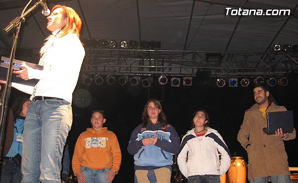 MÁS DE 2.500 PERSONAS ASISTEN AL CONCIERTO DE “MELENDI” CON EL QUE COMIENZAN LAS FIESTAS PATRONALES DE SANTA EULALIA´2005, Foto 1