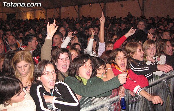 MÁS DE 2.500 PERSONAS ASISTEN AL CONCIERTO DE “MELENDI” CON EL QUE COMIENZAN LAS FIESTAS PATRONALES DE SANTA EULALIA´2005, Foto 2