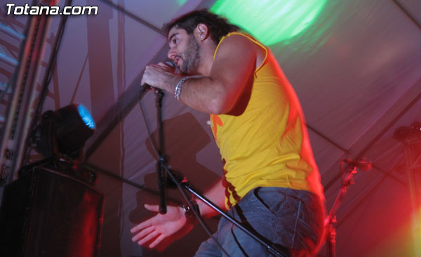 MÁS DE 2.500 PERSONAS ASISTEN AL CONCIERTO DE “MELENDI” CON EL QUE COMIENZAN LAS FIESTAS PATRONALES DE SANTA EULALIA´2005, Foto 5