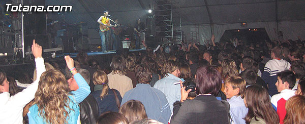 MÁS DE 2.500 PERSONAS ASISTEN AL CONCIERTO DE “MELENDI” CON EL QUE COMIENZAN LAS FIESTAS PATRONALES DE SANTA EULALIA´2005, Foto 6