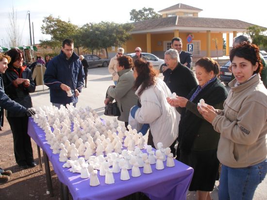 REPARTEN FIGURAS DE ESCAYOLA PARA EL BELÉN EN EL MERCADILLO SEMANAL EN EL PARETÓN-CANTAREROS, Foto 1