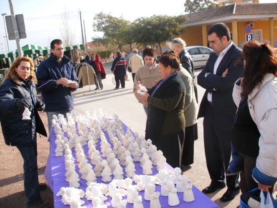 REPARTEN FIGURAS DE ESCAYOLA PARA EL BELÉN EN EL MERCADILLO SEMANAL EN EL PARETÓN-CANTAREROS, Foto 2