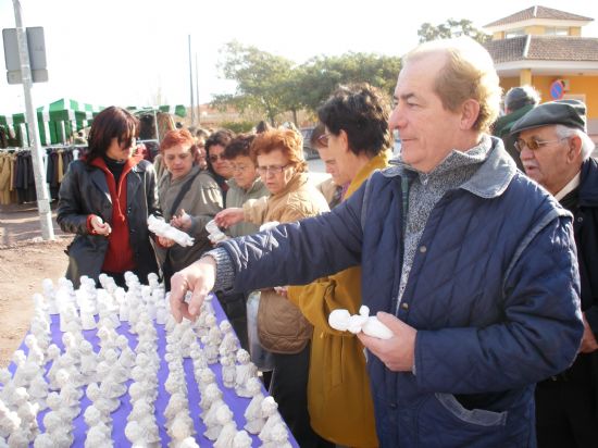 REPARTEN FIGURAS DE ESCAYOLA PARA EL BELÉN EN EL MERCADILLO SEMANAL EN EL PARETÓN-CANTAREROS, Foto 3