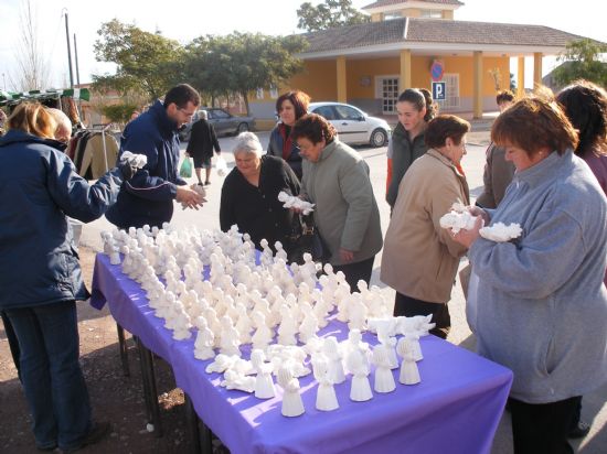 REPARTEN FIGURAS DE ESCAYOLA PARA EL BELÉN EN EL MERCADILLO SEMANAL EN EL PARETÓN-CANTAREROS, Foto 4