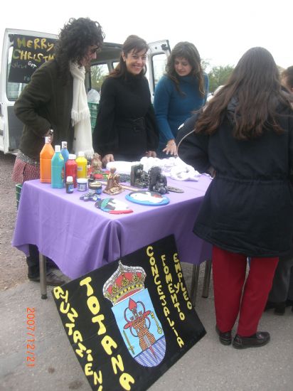 EL TALLER DE ARTES PLÁSTICAS DE LA CONCEJALÍA DE FOMENTO Y EMPLEO HACE ENTREGA DE OBSEQUIOS NAVIDEÑOS EN EL MERCADILLO SEMANAL DE LA PEDANÍA DE EL PARETÓN, Foto 4