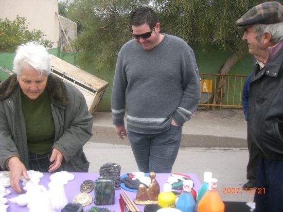 EL TALLER DE ARTES PLÁSTICAS DE LA CONCEJALÍA DE FOMENTO Y EMPLEO HACE ENTREGA DE OBSEQUIOS NAVIDEÑOS EN EL MERCADILLO SEMANAL DE LA PEDANÍA DE EL PARETÓN, Foto 6