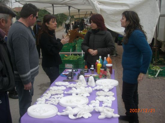 EL TALLER DE ARTES PLÁSTICAS DE LA CONCEJALÍA DE FOMENTO Y EMPLEO HACE ENTREGA DE OBSEQUIOS NAVIDEÑOS EN EL MERCADILLO SEMANAL DE LA PEDANÍA DE EL PARETÓN, Foto 7