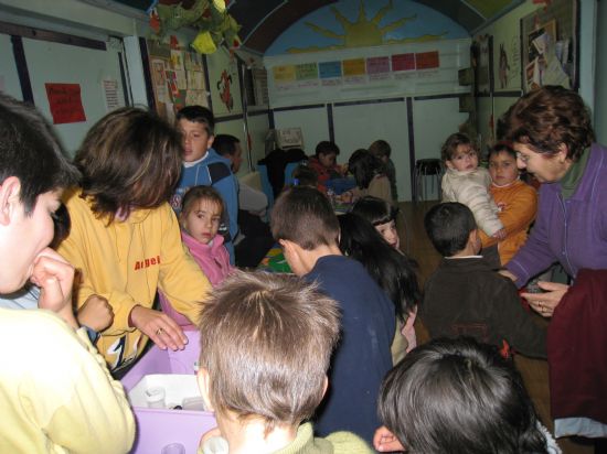 MÁS DE 70 NIÑOS Y JÓVENES, QUE PARTICIPAN EN LOS PROYECTOS DE “DINAMIZACIÓN SOCIAL” E “I-MEDIA, MEDIACIÓN ESCOLAR” CELEBRAN UNA FIESTA DE NAVIDAD, Foto 1