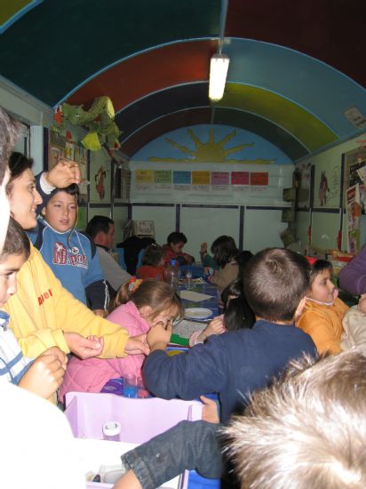 MÁS DE 70 NIÑOS Y JÓVENES, QUE PARTICIPAN EN LOS PROYECTOS DE “DINAMIZACIÓN SOCIAL” E “I-MEDIA, MEDIACIÓN ESCOLAR” CELEBRAN UNA FIESTA DE NAVIDAD, Foto 2